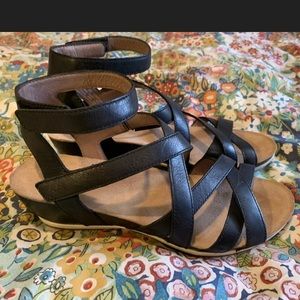 LN dansko black leather strappy sandals,nice shoes
